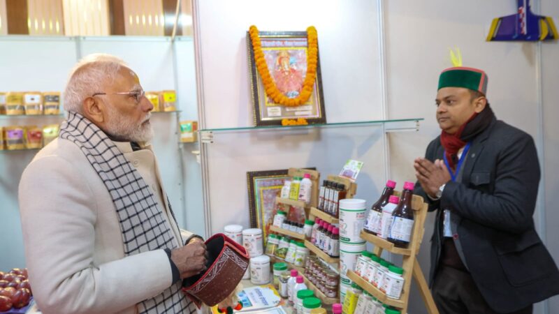 हर्षिल दौरे पर प्रधानमंत्री नरेंद्र मोदी ने कोटद्वार के सिगडड़ी स्थित ग्रोथ सेंटर में बनाये गए उत्पादों की सराहना