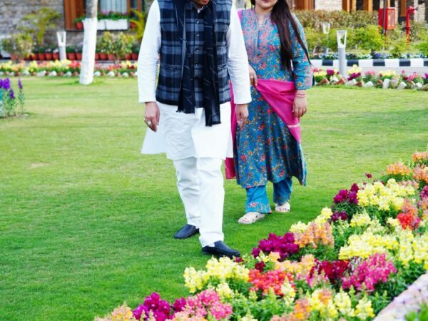 सीएम पुष्कर सिंह धामी ने मुख्यमंत्री आवास परिसर में लगाए गए विभिन्न प्रजातियों के फूलों का किया अवलोकन, कहा – राज्य सरकार बागवानी को दे रही है निरंतर बढ़ावा