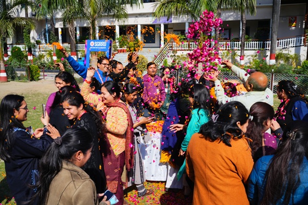 एसजीआरआरयू होली मिलन समारोह में उड़ा रंग गुलाल और जमकर हुई मस्ती