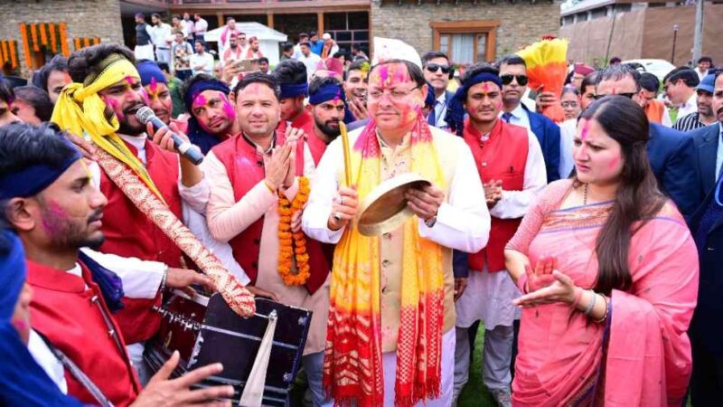 मुख्यमंत्री आवास में होली मिलन कार्यक्रम का भव्य आयोजन, सीएम आवास में दिखे उत्तराखंड की समृद्ध संस्कृति के विविध रंग