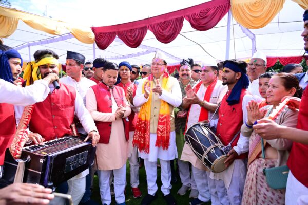 अबीर-गुलाल संग और निखरे लोक संस्कृति के रंग, सीएम आवास में उत्तराखंड की सांस्कृतिक समृद्धि और एकता के हुए दर्शन, होली मिलन कार्यक्रम में जुटे प्रदेश भर के लोक कलाकार, गढ़वाल-कुमाऊं से लेकर जौनसार तक के गूंजे होली गीत