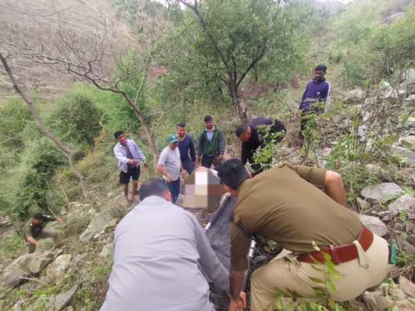 अनियंत्रित होकर खाई में गिरी कार, एक की मौत एक घायल