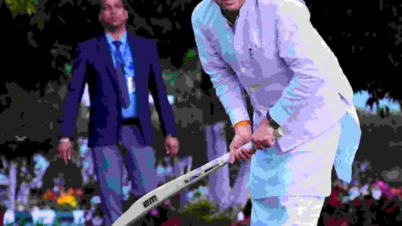 सीएम धामी ने जमकर की बल्लेबाजी, फिट रहने के साथ दिए कई सन्देश