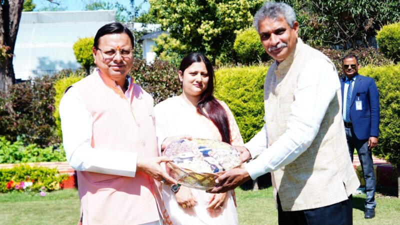 मुख्यमंत्री आवास परिसर में पहले चरण में निकाला गया 57 किलो शहद