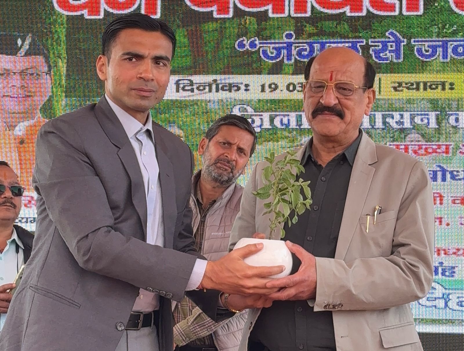 चिरमिरी टॉप चकराता में आयोजित नव गठित वन पंचायतों के महाधिवेशन का वन मंत्री सुबोध उनियाल ने किया विधिवत शुभारंभ, डीएम सविन बंसल की अभिनव पहल को सराहा, कहा – अन्य जिलें भी ले इस पहल से प्रेरणा