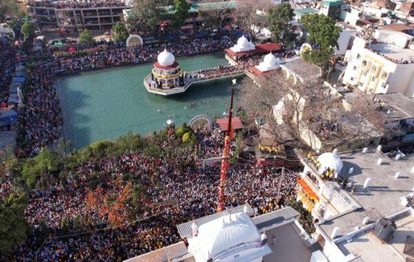 श्री झण्डे जी पर नतमस्तक होकर लाखों श्रद्धालुओं ने झुकाए शीश, श्री गुरु राम राय जी महाराज व श्रीमहंत देवेन्द्र दास जी महाराज के जयकारों से गूंजी द्रोणनगरी, श्री दरबार साहिब में शाम 04 बजकर 19 मिनट पर हुआ श्री झण्डे जी का आरोहण