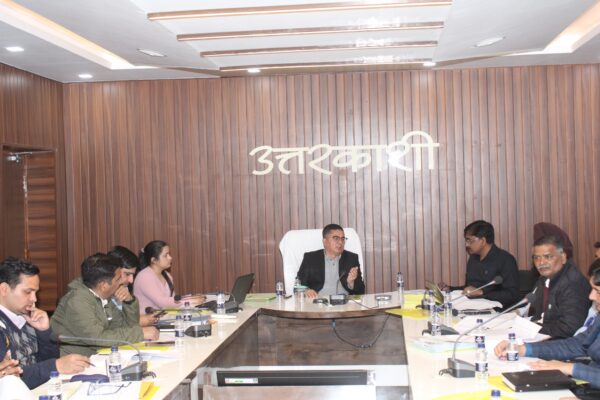 डीएम डॉ. मेहरबान सिंह बिष्ट ने ली डीएलआरसी एवं डीसीसी की बैठक, कहा – चारधाम यात्रा के समय बैंकिंग व्यवस्था को सुचारू रखने के साथ बढ़ायी जाए एटीएम की संख्या