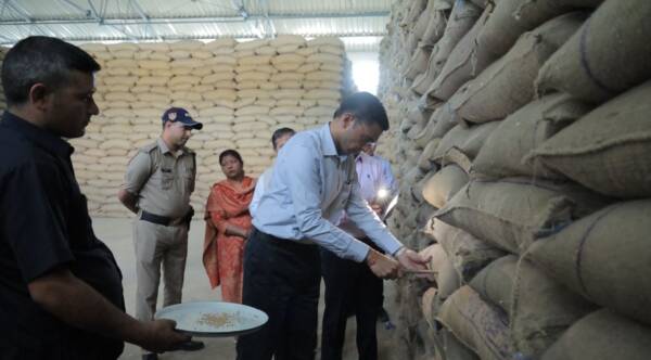 डीएम सविन बंसल का औचक निरीक्षण, मानकों की अनदेखी पर भड़के, कुंटलों अनाज रिजेक्ट, अधिकारियों पर एक्शन