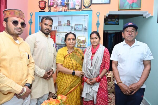 विधानसभा अध्यक्ष ऋतु खण्डूडी भूषण ने घमंडपुर निवासी सरिता नेगी से की भेंट, स्कवे मार्शल आर्ट राष्ट्रीय स्तरीय प्रतियोगिता में गोल्ड मेडल जीतने पर दी शुभकामनाएं