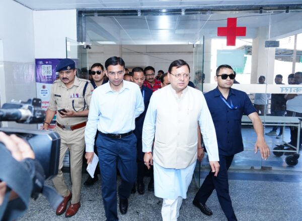 मुख्यमंत्री पुष्कर सिंह धामी ने कोरोनेशन अस्पताल पहुंचकर फूड प्वाइजनिंग से बीमार लोगों को हाल चाल जाना