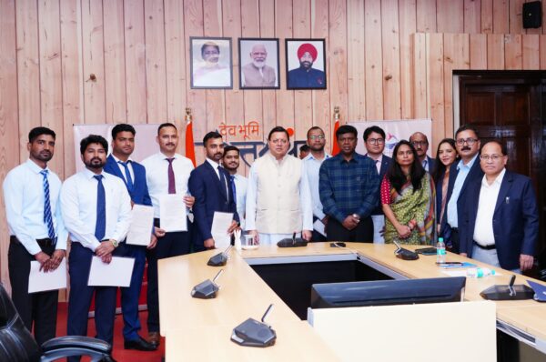 मुख्यमंत्री पुष्कर सिंह धामी ने परिवहन विभाग के अन्तर्गत सम्भागीय निरीक्षक प्राविधिक पद पर नियुक्त 08 अभ्यर्थियों को नियुक्ति पत्र किये प्रदान