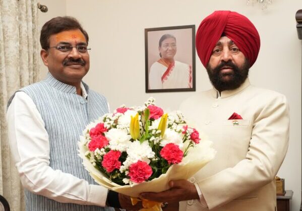 राज्यपाल से नवनियुक्त मुख्य सचिव ने की शिष्टाचार भेंट