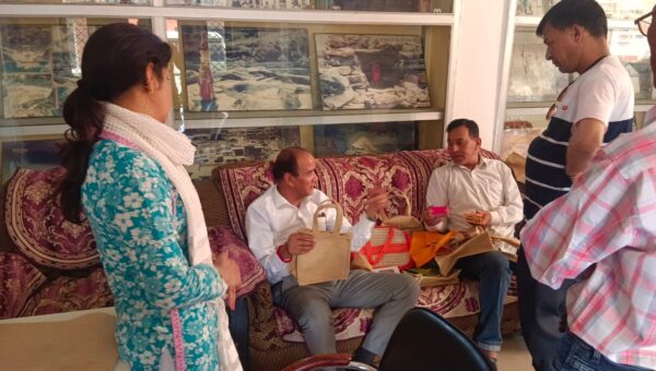 बीकेटीसी कर्मियों का प्रसादी बॉक्स एवं थैलियों के निर्माण प्रशिक्षण कार्यशाला का बीकेटीसी अधिशासी अभियंता अनिल ध्यानी ने किया निरीक्षण