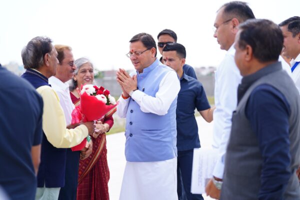 श्री गुरु राम राय विश्वविद्यालय की ओर से एसजीआरआर हैलीपैड पथरी बाग में सीएम धामी का जोरदार स्वागत