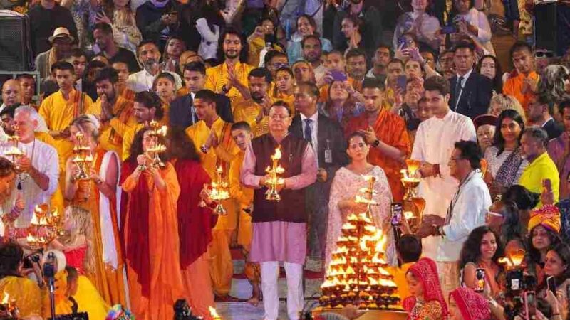 मुख्यमंत्री पुष्कर सिंह धामी ने ऋषिकेश स्थित परमार्थ निकेतन में गंगा आरती कर की पूजा अर्चना