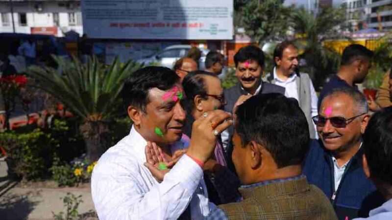 एमडीडीए उपाध्यक्ष बंशीधर तिवारी ने अधिकारियों और कर्मचारियों संग मनाई होली, कहा – होली रंगों, भाईचारे और सकारात्मक ऊर्जा का पर्व