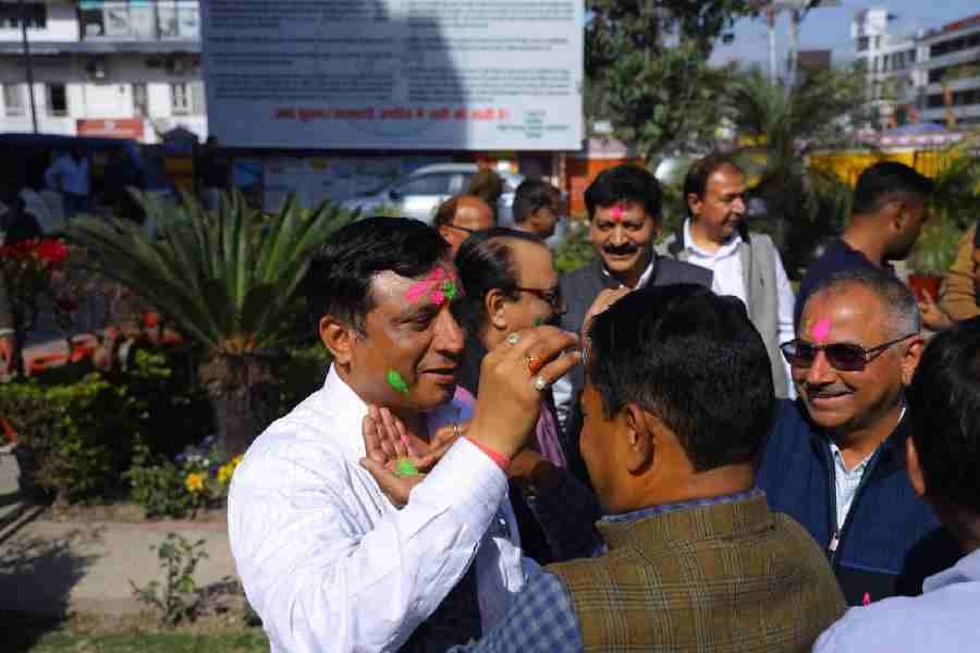 एमडीडीए उपाध्यक्ष बंशीधर तिवारी ने अधिकारियों और कर्मचारियों संग मनाई होली, कहा – होली रंगों, भाईचारे और सकारात्मक ऊर्जा का पर्व