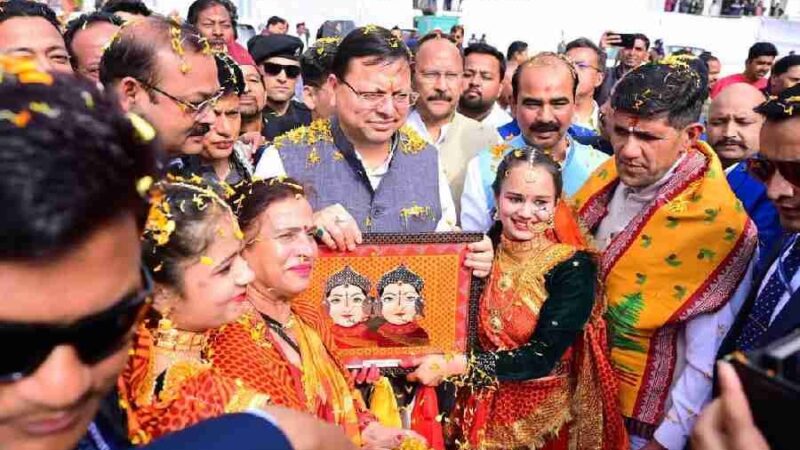 मुख्यमंत्री धामी ने सरकार के तीन वर्ष पूर्ण होने के अवसर पर हेमवती नंदन बहुगुणा स्टेडियम अल्मोड़ा में आयोजित चिकित्सा एवं बहुउद्देशीय शिविर में किया प्रतिभाग
