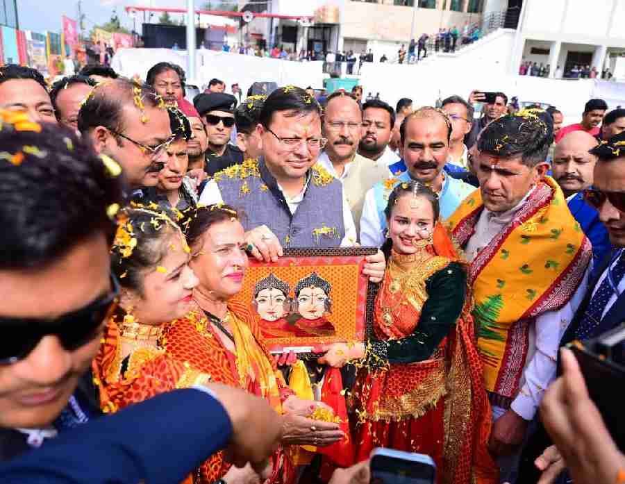 मुख्यमंत्री धामी ने सरकार के तीन वर्ष पूर्ण होने के अवसर पर हेमवती नंदन बहुगुणा स्टेडियम अल्मोड़ा में आयोजित चिकित्सा एवं बहुउद्देशीय शिविर में किया प्रतिभाग