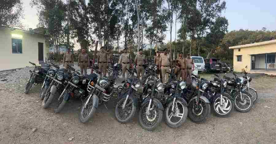 मॉडिफाईड साइलेंसर लगी 27 रॉयल इनफील्ड बुलेट मोटरसाइकिल को दून पुलिस ने किया सीज