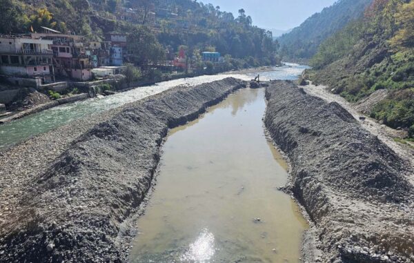 थराली नगर की सुरक्षा को लेकर पिंडर नदी में  रिवर ड्रेजिंग के कार्य हुए शुरु, 1280 मीटर नदी तट पर रिवर ड्रेजिंग कर पिंडर नदी को किया जा रहा चैनलाइज