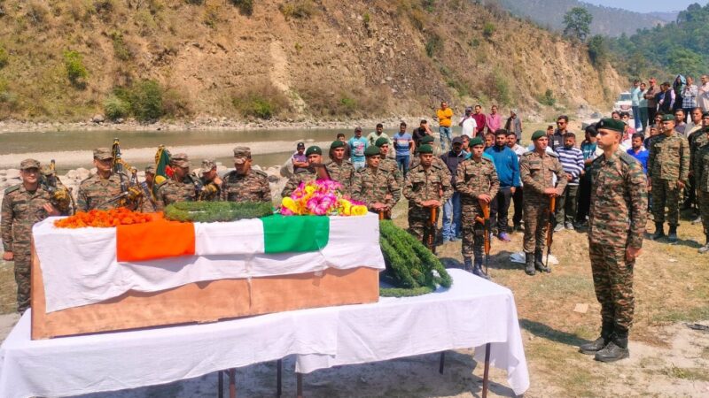 सैन्य सम्मान के साथ हुआ सेना के जवान दीपक जोशी अंतिम संस्कार