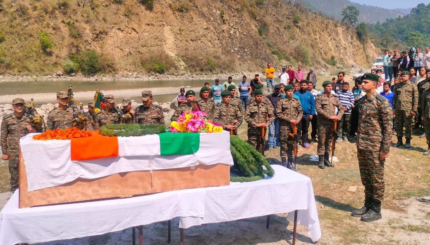 सैन्य सम्मान के साथ हुआ सेना के जवान दीपक जोशी अंतिम संस्कार
