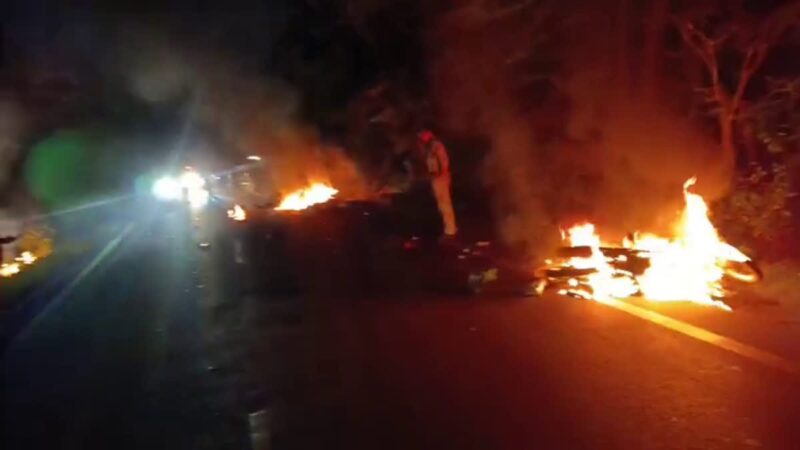 तीन बाइकों की टक्कर, लगी भीषण आग, 2 लोगों की मौत
