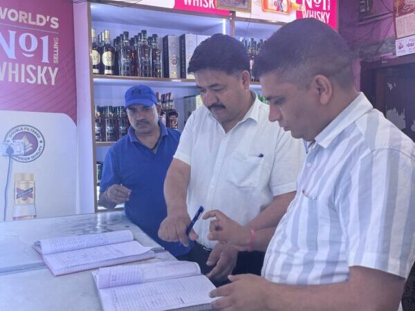 काकड़ागाड़ में शराब की दुकान पर अपर जिलाधिकारी का छापा, कई अनियमितताएं उजागर, कार्रवाई के निर्देश