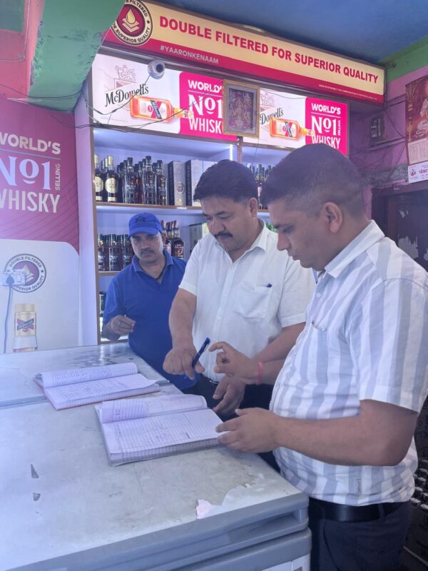 काकड़ागाड़ में शराब की दुकान पर अपर जिलाधिकारी का छापा, कई अनियमितताएं उजागर, कार्रवाई के निर्देश