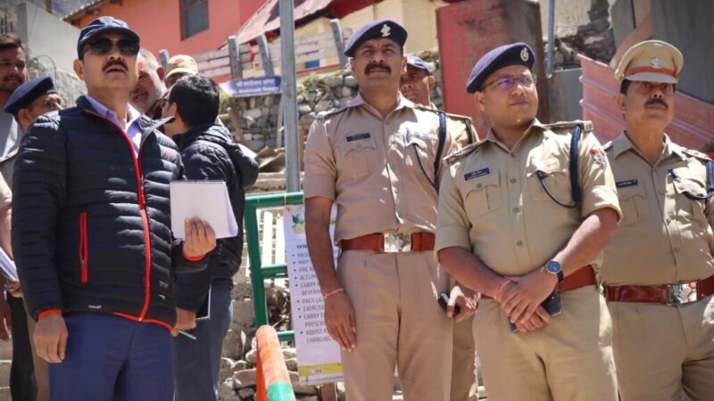 बदरीनाथ धाम में यात्रा व्यवस्थाओं की तैयारियों का जायजा लेने पहुंचे आईजी योगेन्द्र रावत