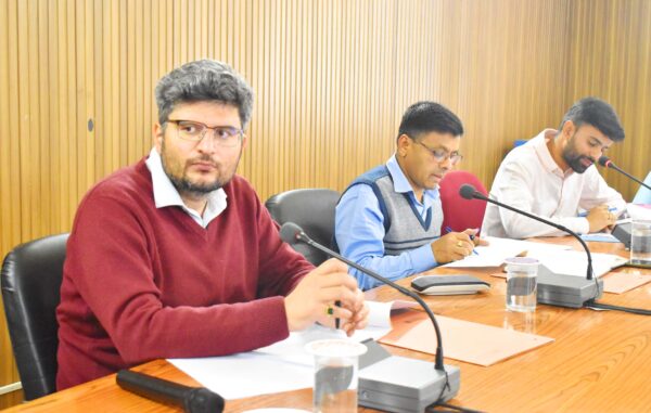 डीएम संदीप तिवारी ने ली सीएम घोषणा की प्रगति को लेकर समीक्षा बैठक, दिए निर्देश