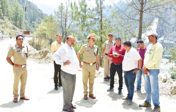 एसडीएम राज कुमार पाण्डेय ने राष्ट्रीय राजमार्ग 07 चमोली से नन्दप्रयाग तक सड़क सुधारीकरण कार्यो का किया निरीक्षण