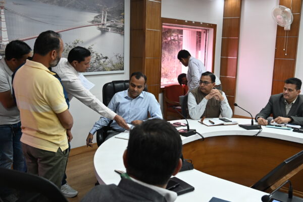 डीएम मयूर दीक्षित ने जनता मिलन कार्यक्रम में सुनी जन समस्याएं, अधिकांश का मौके पर ही किया निस्तारण, दिए निर्देश