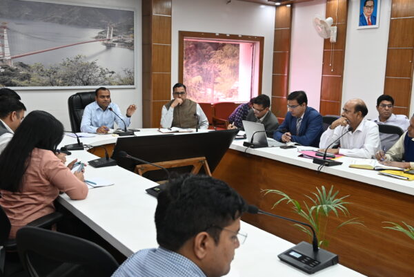 डीएम मयूर दीक्षित की अध्यक्षता में स्ट्रीट लाइट एवं हाईमास्क से संबंधित जिला स्तरीय बैठक आयोजित, दिए निर्देश