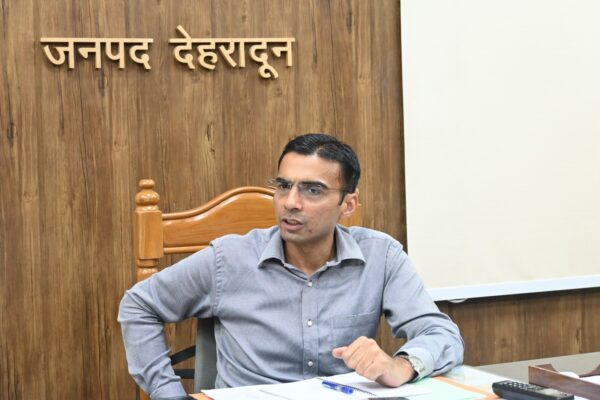 डीएम सविन बंसल का सख्त एक्शन, लापरवाही बरतने पर तीन एजेंसियों पर गिरी गाज, मुकदमा दर्ज, 3 महीने के लिए काम पर रोक