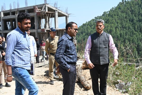 डीएम मयूर दीक्षित ने नव निर्माणाधीन केन्द्रीय विद्यालय का किया स्थलीय निरीक्षण, दिए निर्देश