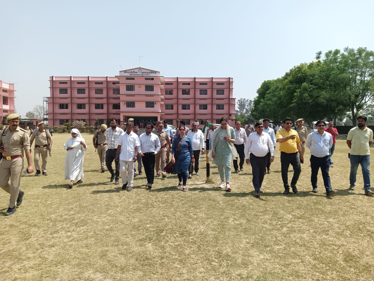 उत्तर प्रदेश मुख्य सचिव का दौरा, पुनर्वास का मुद्दा गहराया