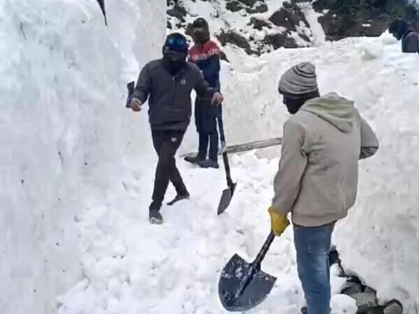 केदारनाथ यात्रा मार्ग से बर्फ हटाने का कार्य तेज, 270 मजदूर तैनात