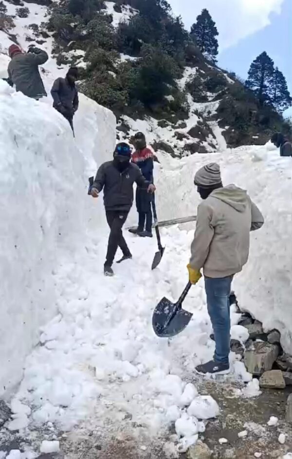 केदारनाथ यात्रा मार्ग से बर्फ हटाने का कार्य तेज, 270 मजदूर तैनात