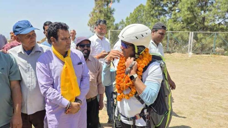 पैराग्लाइडिंग का रोमांच अब देवप्रयाग के पास भी, स्थानीय स्तर पर रोजगार के साथ साहसिक पर्यटन को लगेंगे पंख