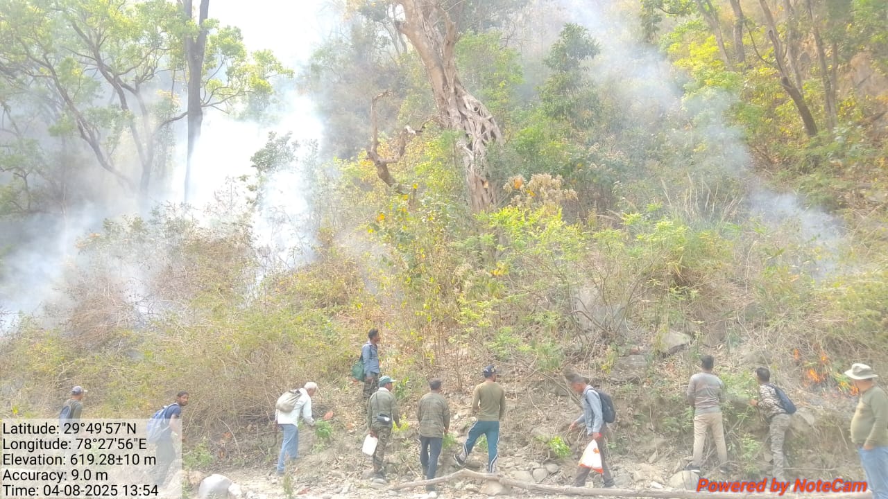 कोटद्वार रेंज के खैरगढ़ी जंगल के लगी आग, तीन टोलियों ने कड़ी मशक्कत से पाया आग पर काबू