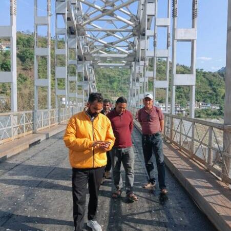 चिन्यालीसौड़ आर्च ब्रिज पर मरम्मत कार्य का दीपक बिजल्वाण ने किया निरीक्षण, अधिकारियों को कल तक पुल सुचारु करने के निर्देश