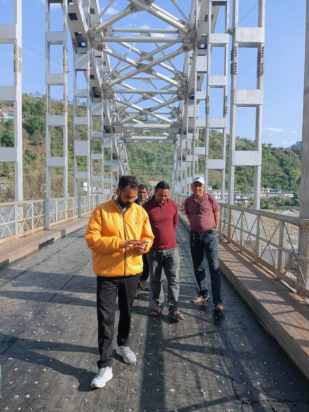 चिन्यालीसौड़ आर्च ब्रिज पर मरम्मत कार्य का दीपक बिजल्वाण ने किया निरीक्षण, अधिकारियों को कल तक पुल सुचारु करने के निर्देश