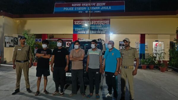 लक्ष्मणझूला पुलिस चला रही है ऑपरेशन मर्यादा, नियमों का उल्लंघन करने वालों पर कड़ी कार्यवाही