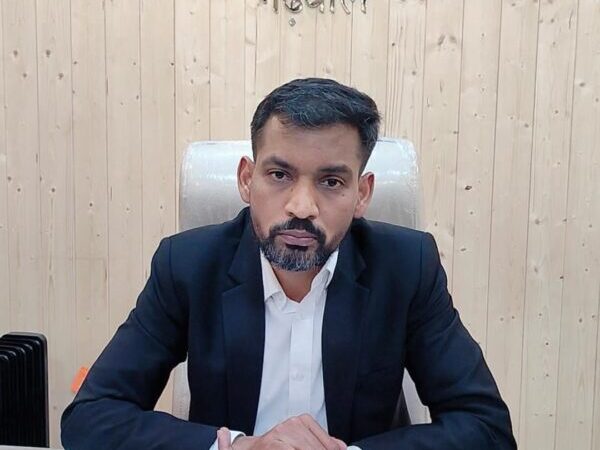 IAS डॉ. आशीष चौहान ने प्रशासन को दी नई दिशा, पौड़ी से प्रदेश स्तर तक पहुंचाया सेवा का संदेश, जन समस्याओं के त्वरित समाधान और गांव-गांव रात्रि चौपाल से प्रशासन को बनाया जनोन्मुखी