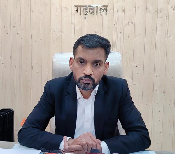 IAS डॉ. आशीष चौहान ने प्रशासन को दी नई दिशा, पौड़ी से प्रदेश स्तर तक पहुंचाया सेवा का संदेश, जन समस्याओं के त्वरित समाधान और गांव-गांव रात्रि चौपाल से प्रशासन को बनाया जनोन्मुखी