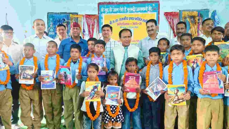 सरकारी स्कूलों में छात्र संख्या बढ़ाने के लिए शिक्षा मंत्री ने शुरू किया अभियान, विद्यालयों में नये विद्यार्थियों का हुआ स्वागत, बांटी गई नई पाठ्य पुस्तकें