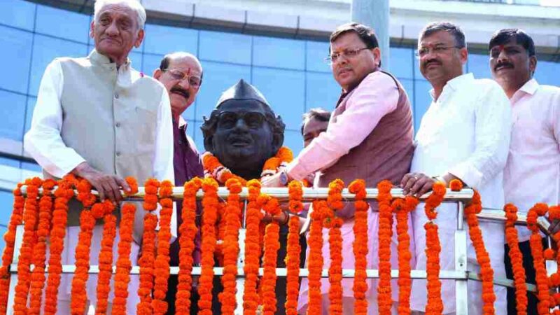 हेमवती नंदन बहुगुणा की जयंती; सीएम धामी, विजय बहुगुणा समेत कई नेताओं ने मूर्ति पर किया माल्यार्पण