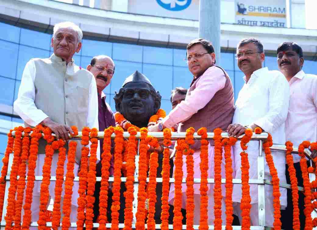हेमवती नंदन बहुगुणा की जयंती; सीएम धामी, विजय बहुगुणा समेत कई नेताओं ने मूर्ति पर किया माल्यार्पण